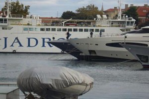 Zadar, 10. rujna 2010. - megajahte koje je prilikom izlaska iz zadarske gradske marine oštetila sidrenim lancima britanska megajahta, koja je nakratko prekinula i trajektni promet u zadarskoj gradskoj luci